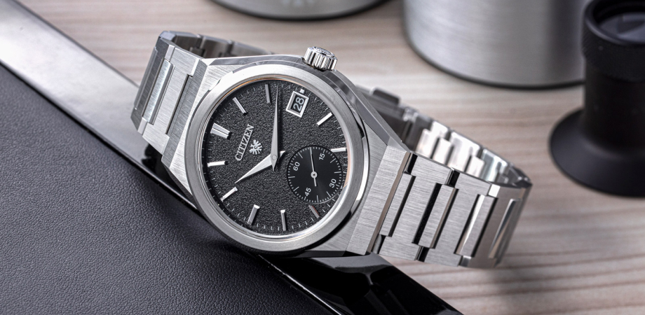 годинник Citizen Caliber 0210 Date чорний на столі