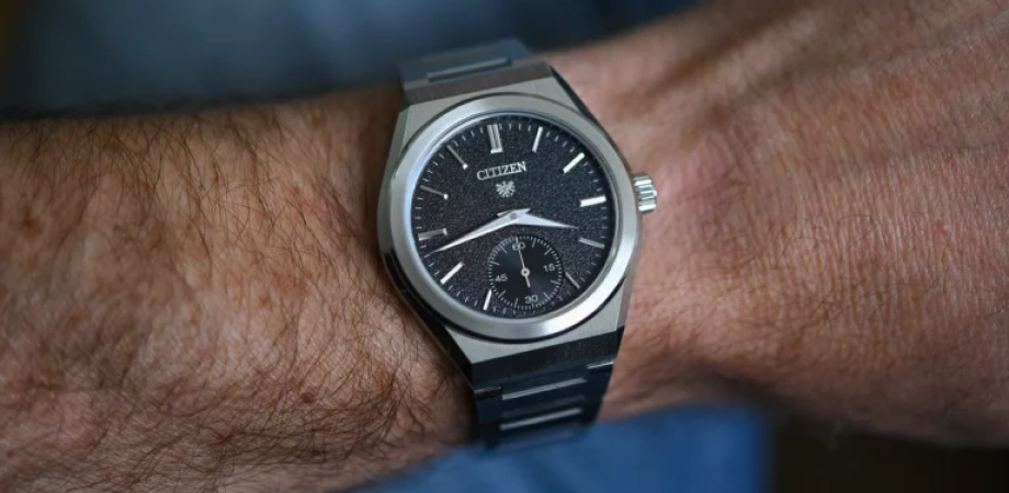 годинник Citizen Caliber 0210 Date чорний на руці