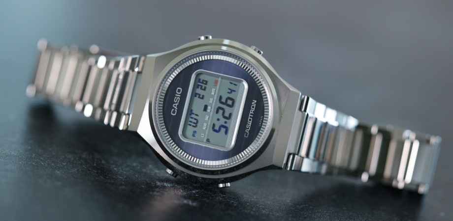 годинник Casio Casiotron TRN-50 - на столі