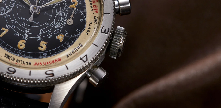 Крупный план винтажных часов-хронографов «Галет» от Breitling