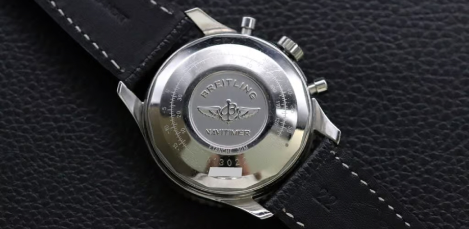 Номер A13022 можно найти на задней крышке этих часов Breitling Navitimer