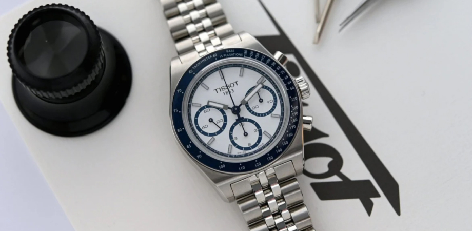 годинник Tissot PR516 Automatic Chronograph з білим циферблатом на столі