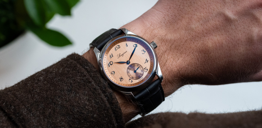 розкішний детальний кадр годинника Longines Master Collection на зап’ясті на фоні затишного домашнього кабінету