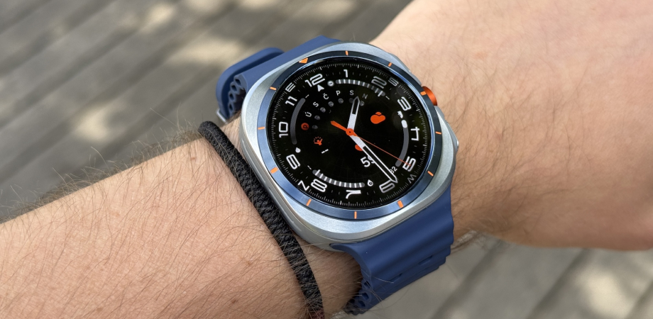 смарт-часы Galaxy Watch Ultra 2025 на руке