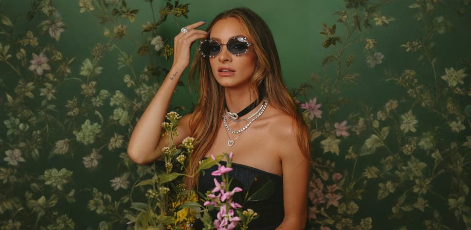 Маленькое черное платье и украшения Swarovski