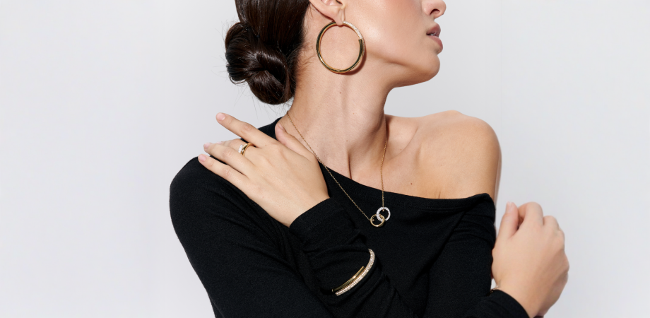 Маленькое черное платье и украшения Swarovski