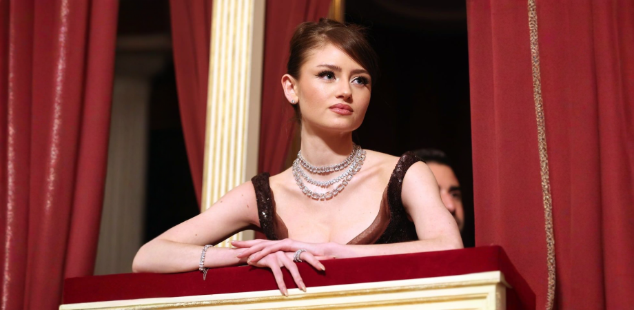 Маленькое черное платье и украшения Swarovski