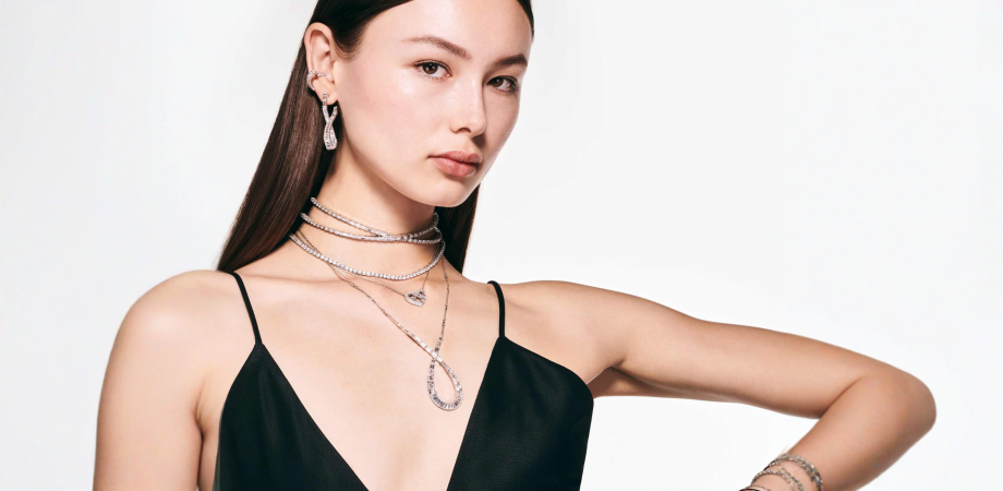 Маленькое черное платье и украшения Swarovski