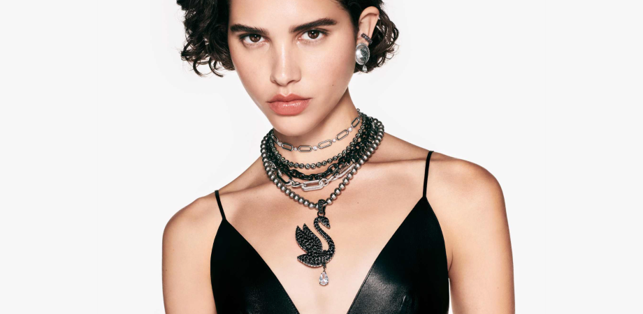 Маленькое черное платье и украшения Swarovski