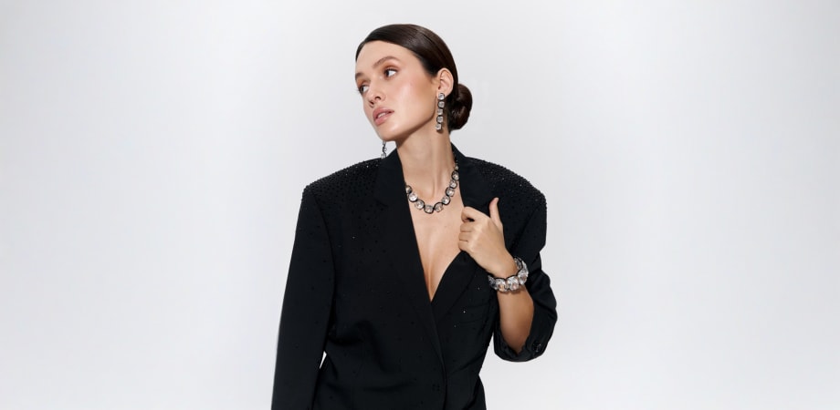 Маленькое черное платье и украшения Swarovski
