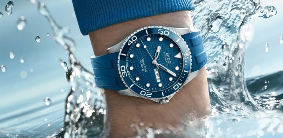 годинник MIDO Ocean Star на руці у воді