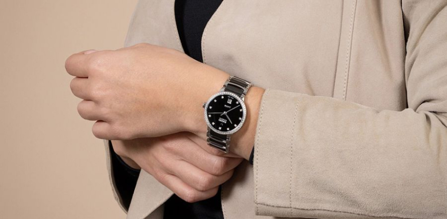 годинники Rado Centrix Automatic Diamonds (R30231712) на руці