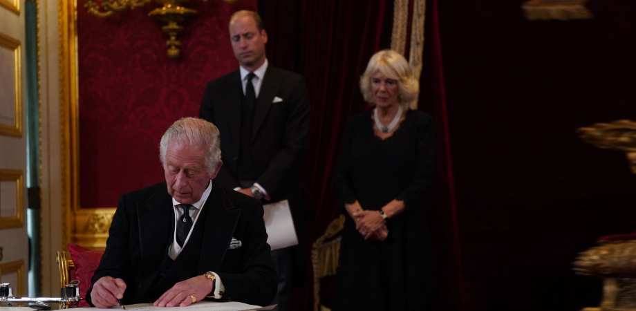 Король Чарльз III підписує прокламацію