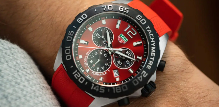 Нові годинники-хронографи TAG Heuer Formula 1 2022 року на руці