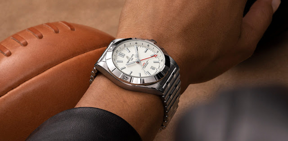 часы Breitling – Chronomat Automatic GMT 40 на руке белые