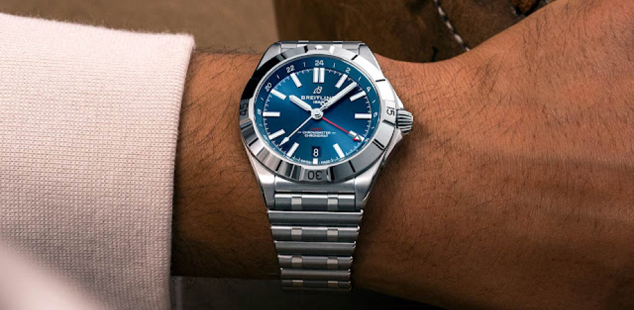 часы Breitling – Chronomat Automatic GMT 40 на руке синие