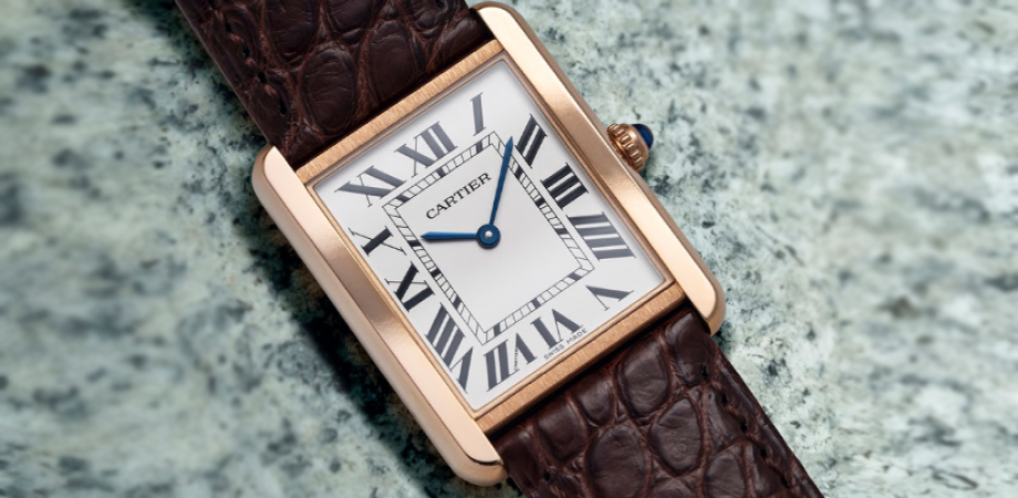 Вид сбоку на часы Cartier Tank с белым циферблатом