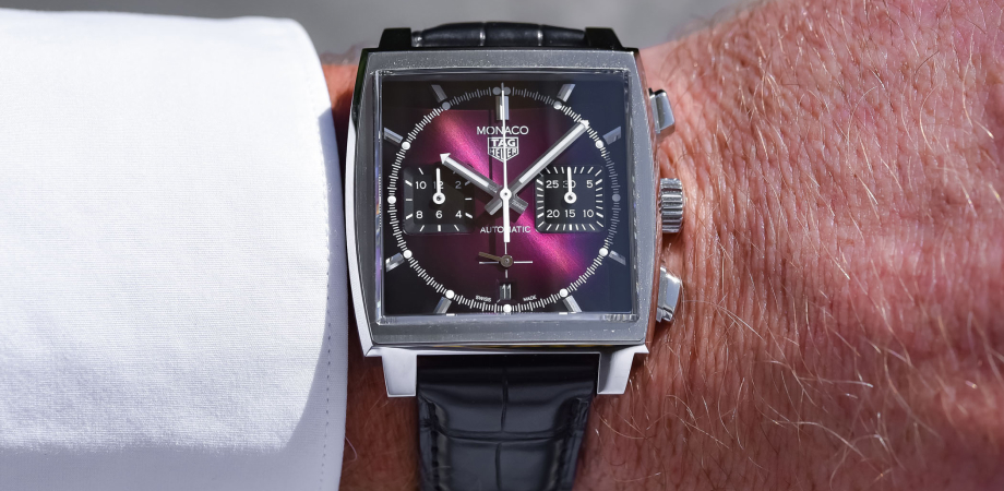 годинник TAG HEUER MONACO PURPLE LIMITED EDITION на руці