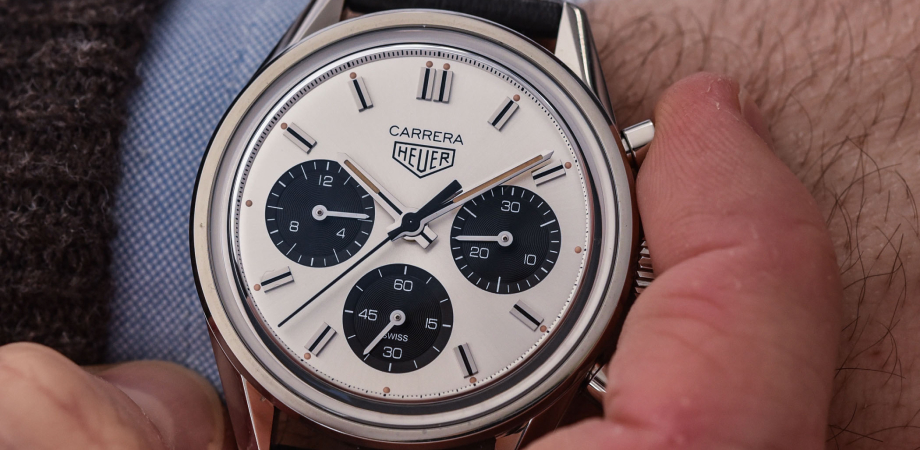 годинник TAG Heuer Carrera Chronograph 60th Anniversary Edition Panda Dial на руці в руках