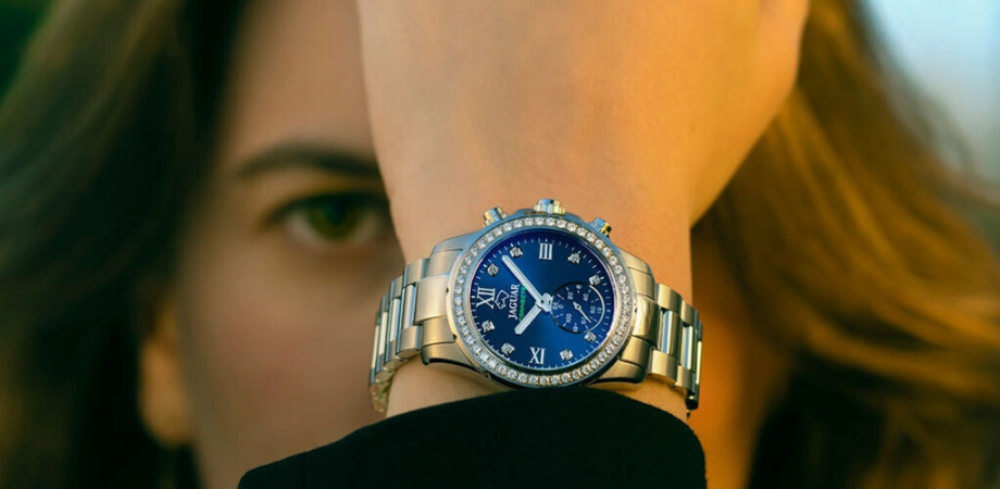 смарт-часы Jaguar Connected Lady на руке