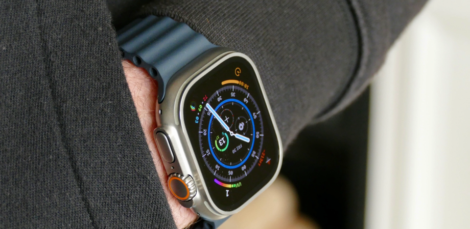 смарт-часы Apple Watch Ultra на руке
