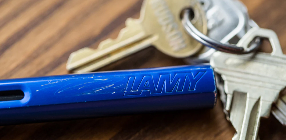 Подряпаний корпус синьої ручки LAMY Al-star
