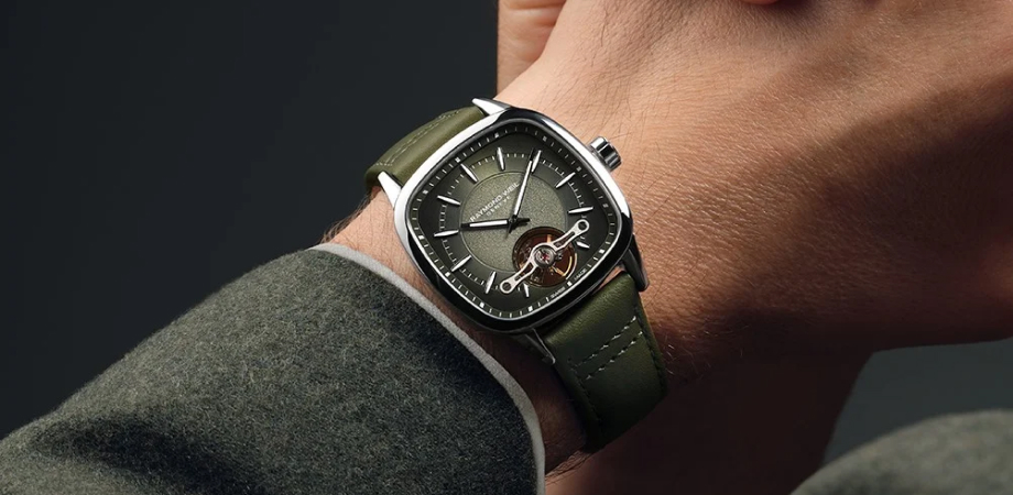 часы Raymond Weil Freelancer на руке зеленые