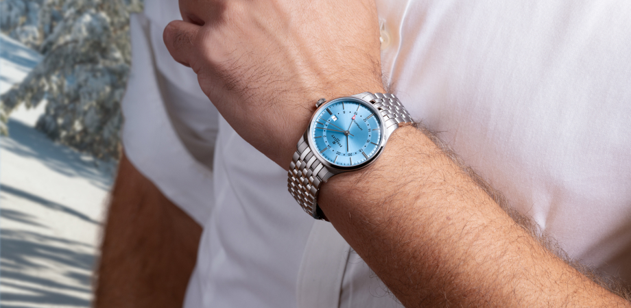 Часы WEEKEND GMT ICE BLUE на мужской руке