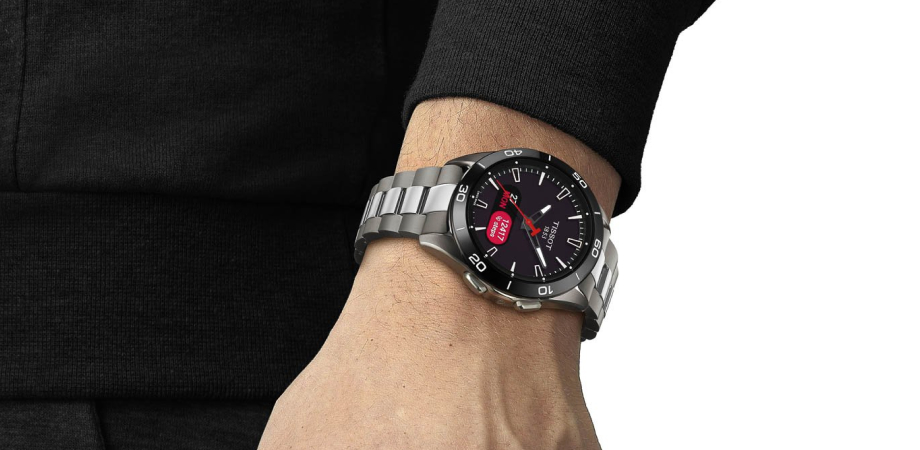 часы Tissot T-Touch Connect Sport на браслете на руке
