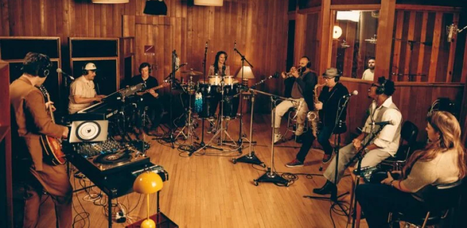 Марк Ронсон разом із Yebba, Lucky Daye та його улюбленим гуртом Ever у студії